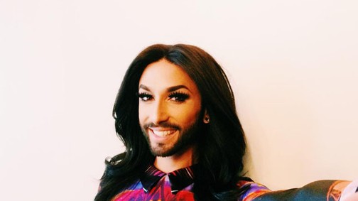 Conchita Wurst Abodi Dóra ruhájában szelfizik