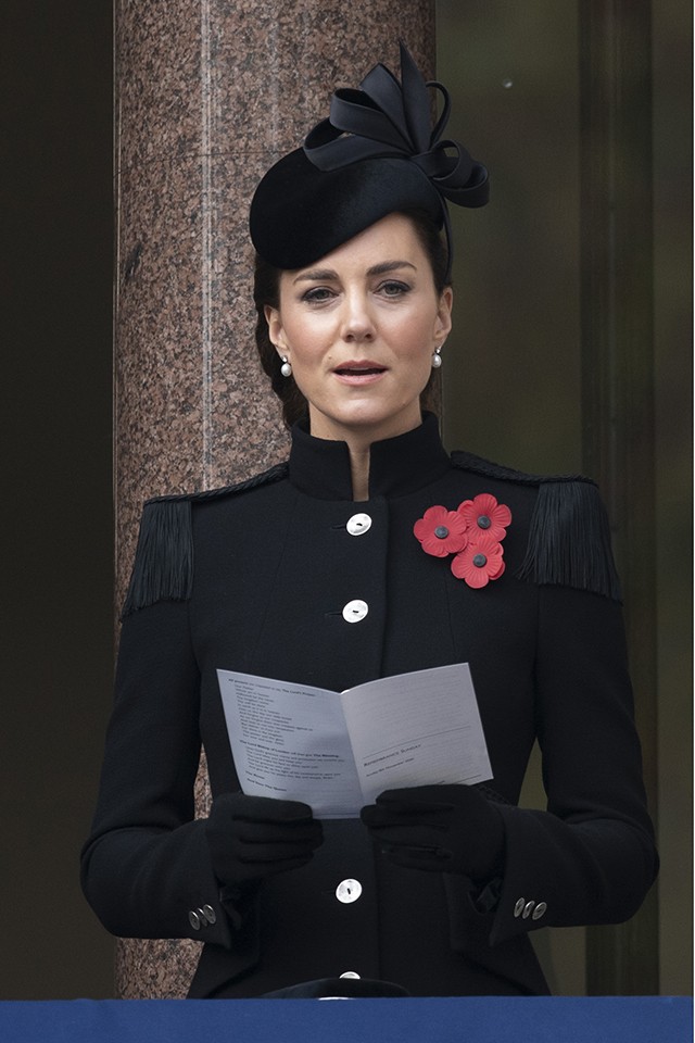 Kate Middleton távolságtartással, elegáns kabátban emlékezett meg az elesett katonákról