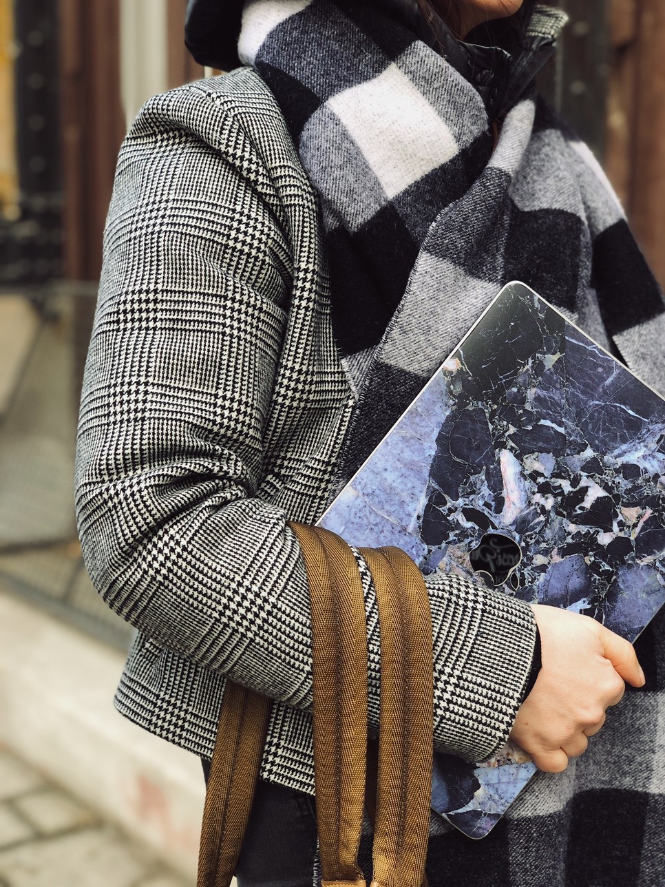 Cselényi Eszter ma bevetette a kockás mintát!