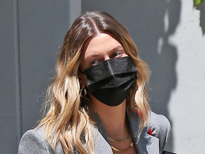 Hailey Bieber annyira imádja ezt a szettet, hogy újra felvette, csak most egy kicsit másként