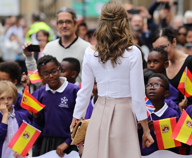 Letícia királyné Topshop szoknyában