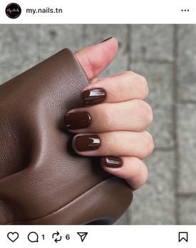 A mély kávébarna árnyalat, amely az eszpresszó és a mokka tónusait idézi, az év vége egyik legnagyobb kedvence. Ez a szín nyugalmat és kiegyensúlyozottságot sugároz, miközben tökéletesen illeszkedik az olyan őszi-téli ruhatár színeihez, mint a bézs, teve vagy szürke. Elegáns és sokoldalú választás, amely minden alkalomra tökéletes.