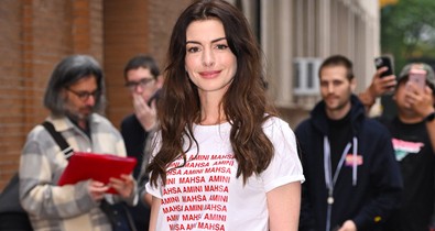 Leereszkedőnek nevezték Anne Hathaway-t, miután bejárta a világot, hogyan utasította el rajongóit