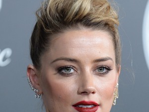 Amber Heard mindent megmutat ezüst hálóruhájában, szexibb mint valaha