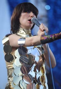 Karen O extrém fellépőruháit Joy álmodja meg.