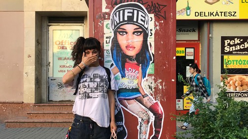 Különleges pólóban és cipőben Miss KK