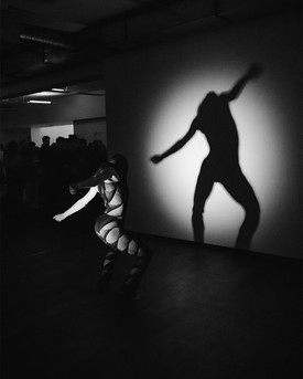 Jurák Bettina Rose és Hegyi Dóri Óhnody performanca a Not allowed divateseményen