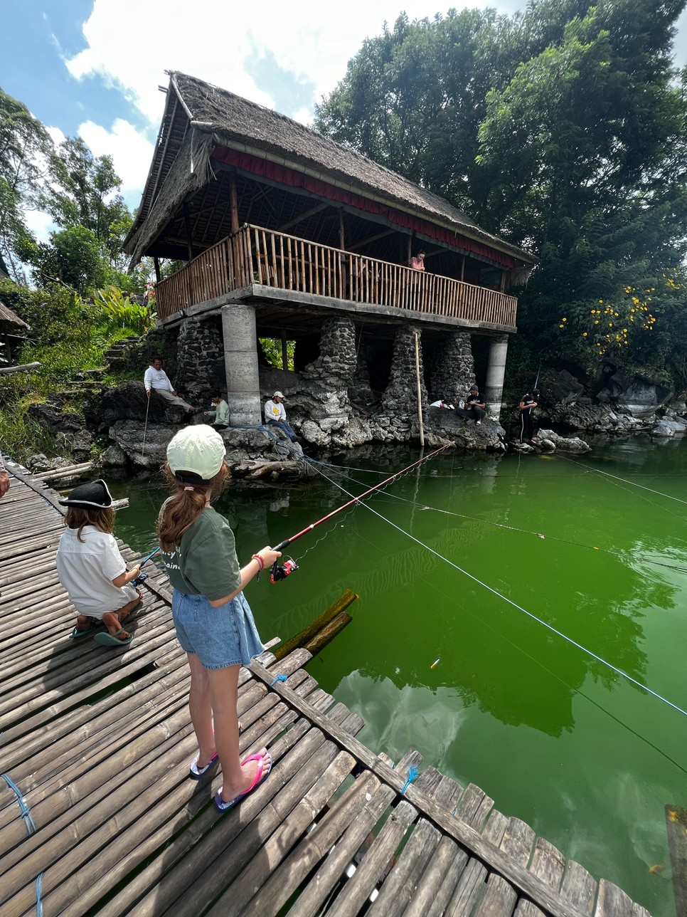 A Batur-tónál a közös horgászat rendszeres program