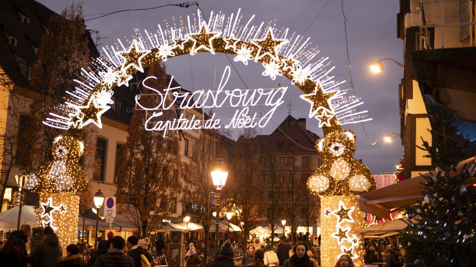 Strasbourg ikonikus karácsonyi vására ünnepi fényekkel és téli hangulattal fogadja a látogatókat