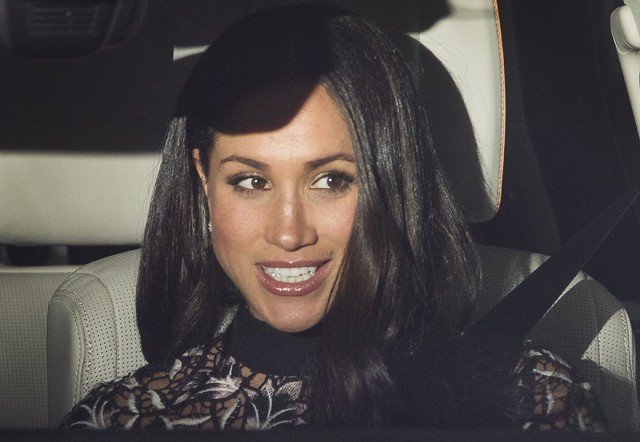 Meghan Markle Self Portrait ruhája