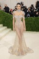 Kendall Jenner Givenchy by Matthew Williamsben a Met gálán