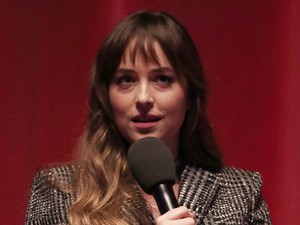 Nem gondolnád, hogy Dakota Johnson unalmas kabátruhája milyen szexi