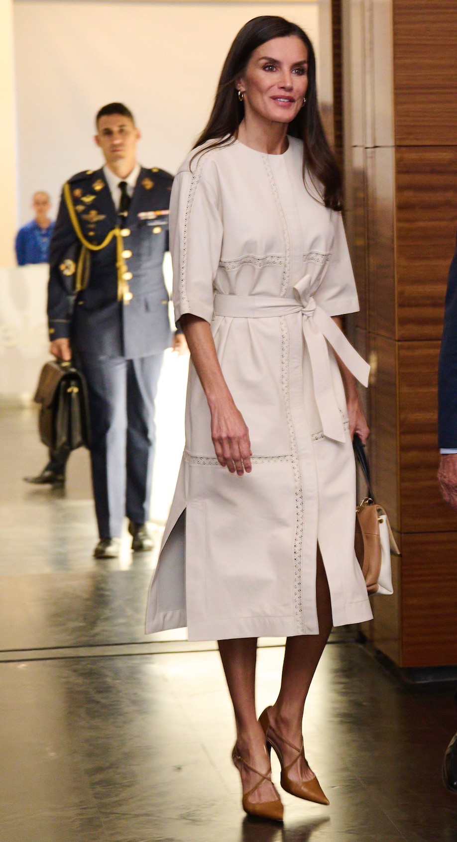 Egy ilyen fehér ruha soha nem megy ki a divatból, és azt a formális, elegáns esztétikát nyújtja, amelyet Letícia szeret bizonyos eseményeken közvetíteni