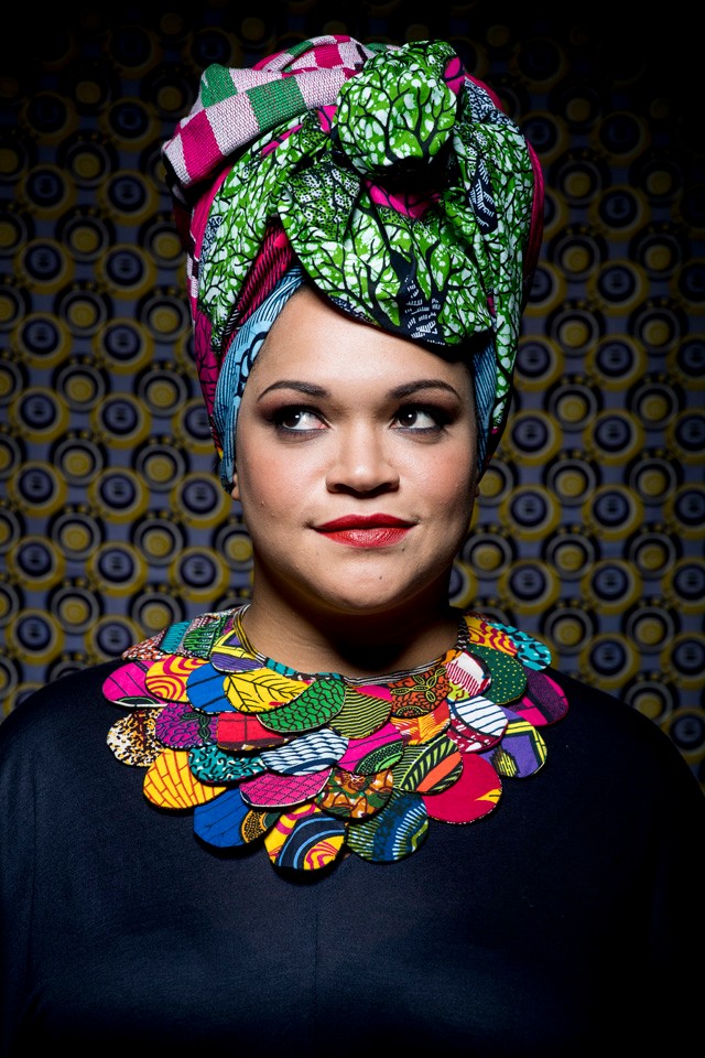 Sena imádja a színes kiegészítőket