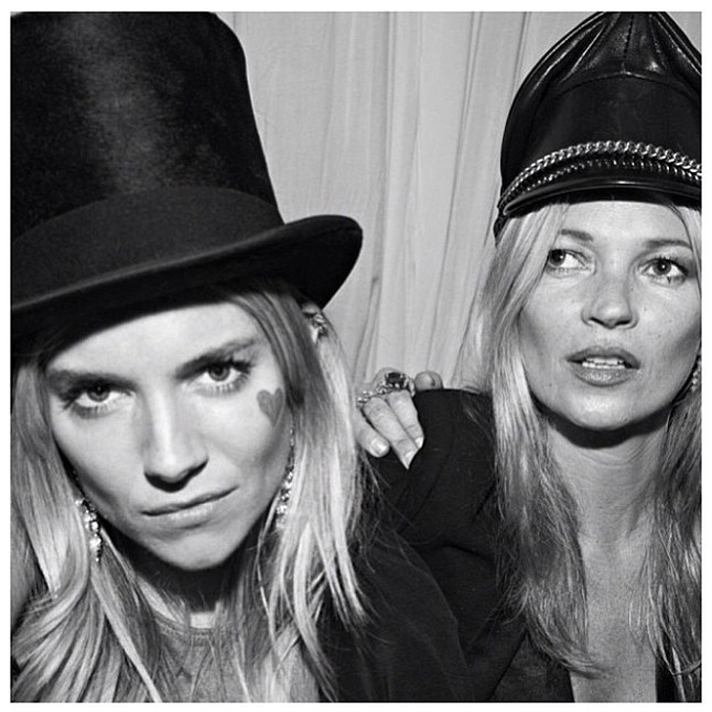 Ezt a selfie-t nem igazán lehet überelni: Sienna Miller és Kate Moss!
