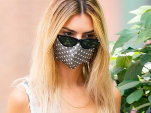 Emily Ratajkowski mellett simán elsétálnál, rá sem lehet ismerni új frizurája miatt