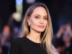 Angelina Jolie megmutatta mellműtétje hegeit, fontos ügy miatt került címlapra a színésznő