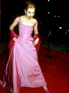 Kate Winslet 1996-ban ezzel a color blocking összeállítással toppant be 20 évesen az Oscar vörös szőnyegére, ki gondolta volna akkor még, hogy egy évvel később a Titanic-kal mindent lesöpörnek majd