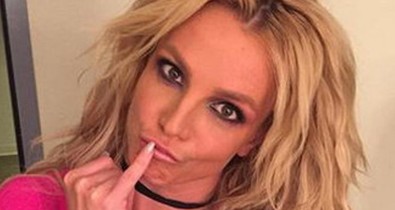 Britney Spears nem bír leállni! Szemvakító fürdődresszben szelfizget