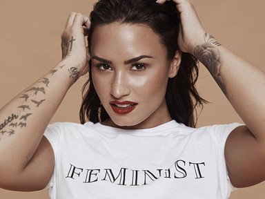 Demi Lovato feminista pólóban mutogatja a melleit