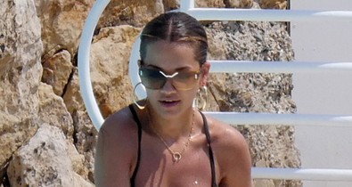 Luxusbikiniben sütteti magát Rita Ora