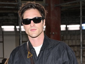 2024-ben egy férfi is nyugodtan hordhat női táskát - vagy nem?