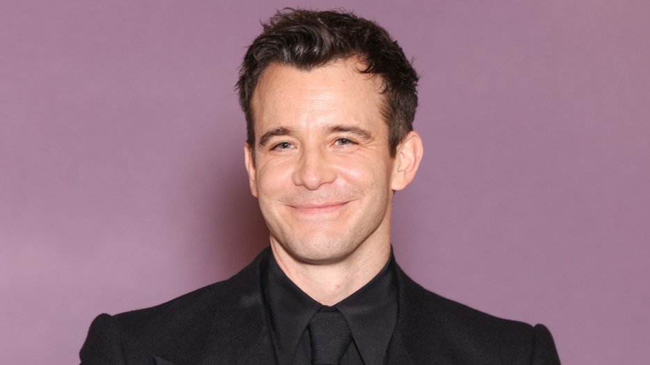 Luke Thompson alakítja Benedict Bridgertont, a sorozat 4. évadának főszereplőjét