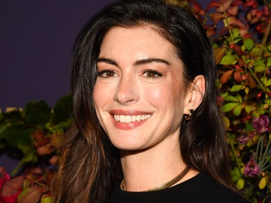 Anne Hathaway káprázatos pucérruhában pózol, azonnal ellopta a show-t