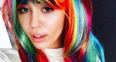 Miley Cyrus és Rita Ora is őrült szivárványszínű hajra váltott