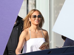 Jennifer Lopez bemutatja a klasszikus farmerszoknya új változatát - Hatalmas trend lesz idén nyáron ez a fazon
