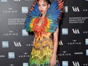 FKA twigs pompázatos papagájnak öltözött