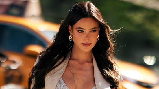 A „gloss hair” hajtrend, azaz a tükörfényű haj a nők legújabb kedvence: mutatjuk hozzá a legjobb eszközöket