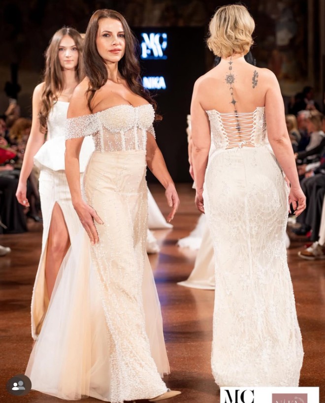 Ebben a pikáns, áttetsző menyasszonyi ruhában a milánói divathét kifutóján vonult végig. 