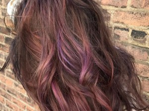 Meseszép hajszín őszre: csokoládé mályva