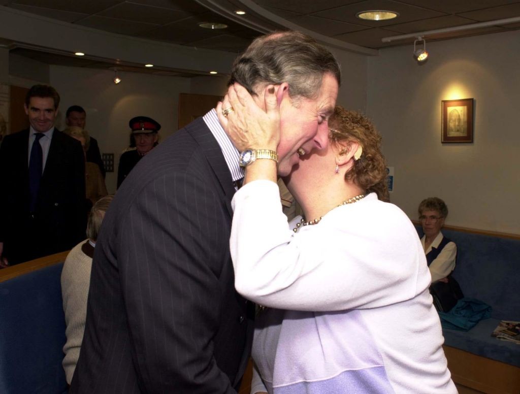 De nemcsak Yorkban, egy manchesteri kórházi látogatás során is különös szeretettel fogadták Károly királyt...(2000)