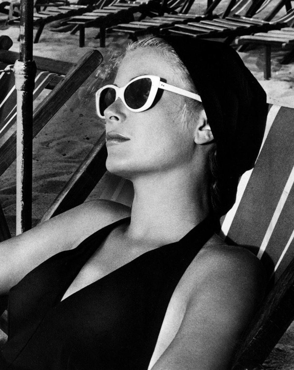 Grace Kelly a Fogjunk tolvajt! című Hitchcock-film strandjelenetében viselt fehér keretes Oliver Goldsmith napszemüvegével valóságos divathullámot indított el. 