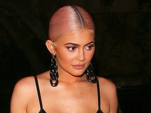 Na jó, ebben a fekete miniben tényleg ultradögös Kylie Jenner