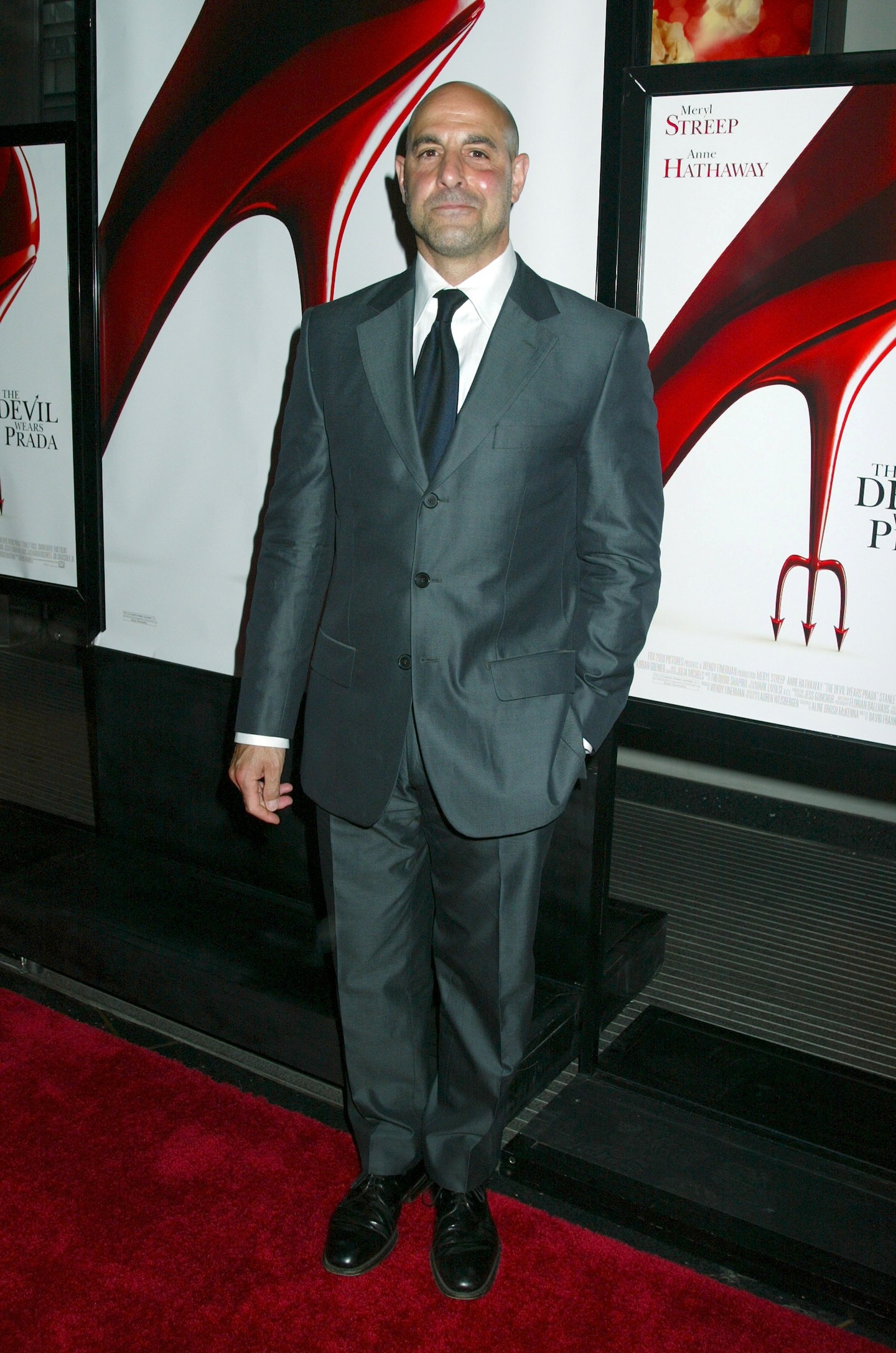 Stanley Tucci egy klasszikus, szürke öltönyben, fehér ingben és szürke nyakkendőben lépett a vörös szőnyegre a 20 évvel ezelőtti premieren. 