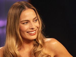 Margot Robbie egy szál melltartóban érkezett a párizsi divathétre, minden tekintetet magára vonzott