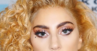 Lady Gaga horrorfilmbe illő magas sarkújával és mély dekoltázsával is sokkolt!