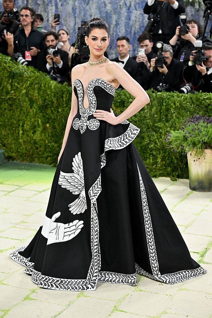 Anne Hathaway a 2026-os Met-gálán ebben a különleges, képzőművészeti mintákkal díszített estélyiben tündökölt. A világ ekkor még nem sejtette, hogy a színésznő már szíve alatt hordja a gyermekét.