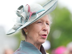 A 75 éves Anna hercegnő valami álomszép a legújabb portréján, igazi királynőként tündököl