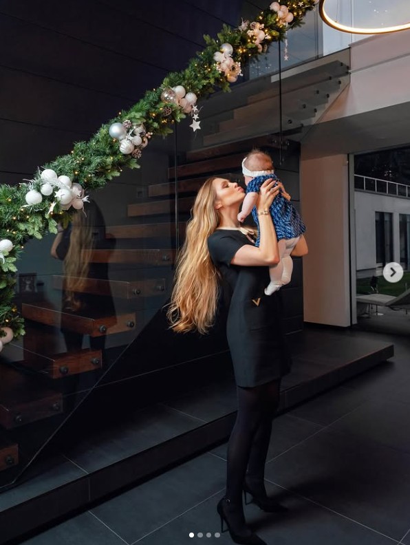 Ezt a gyönyörű anya-lánya fotót Buzsik Borka posztolta karácsonykor. A képből csak úgy árad a meghittség, a szeretet. 