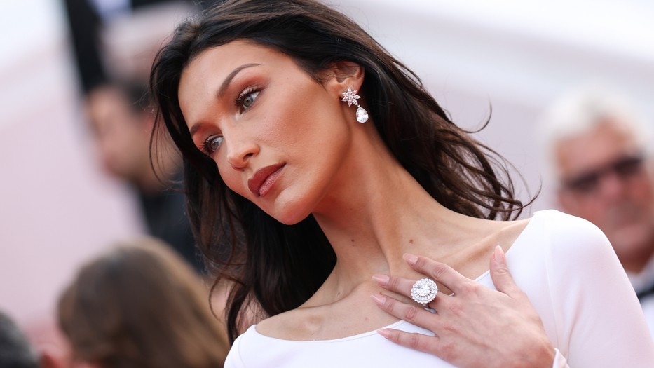 Bella Hadid igazi Swarovski-tündér a márka ünnepi kampányfilmjében