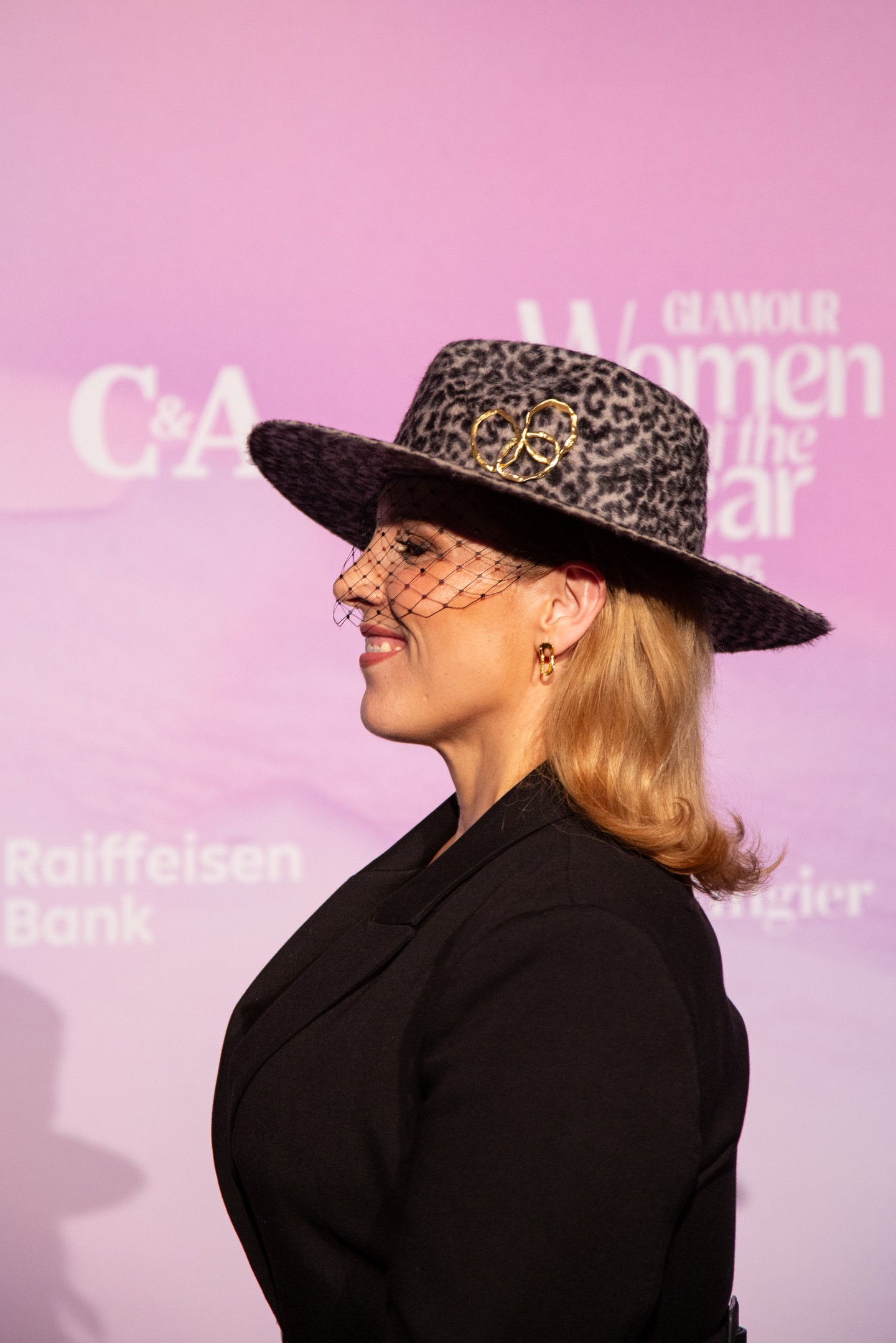 Tóth Vera mintás kalapját Vecsei Zsófi tervezte, amit egy fekete fátyol tett még izgalmasabbá
