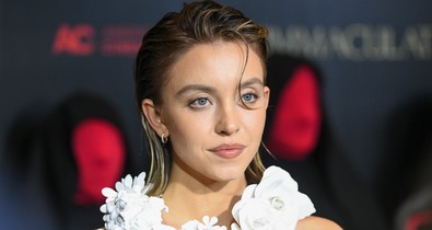 Sydney Sweeney melleit csak néhány aprócska virág takarta a vörös szőnyegen