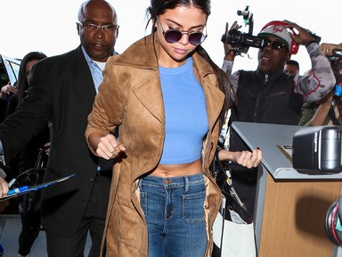 Selena Gomez a legszuperebb reptéri szettben
