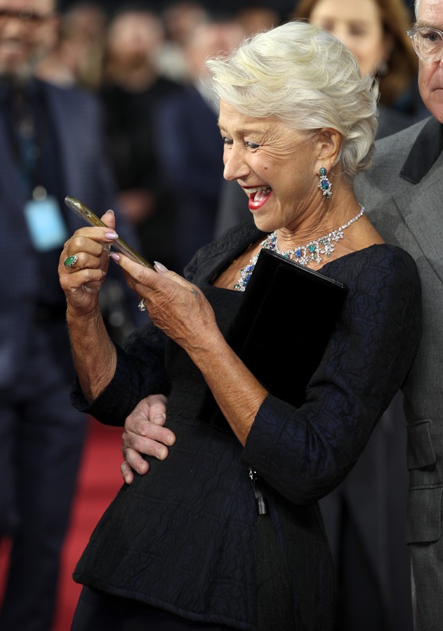 Helen Mirren gyaloghintóban érkezett a vörös szőnyegre, majd lazán telefonálni kezdett