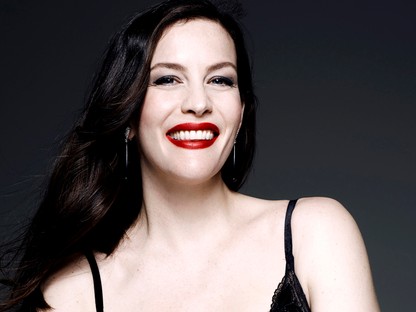 Liv Tyler ledobta a ruháit a Triumph-nak, és élete legszexibb fotói készültek róla