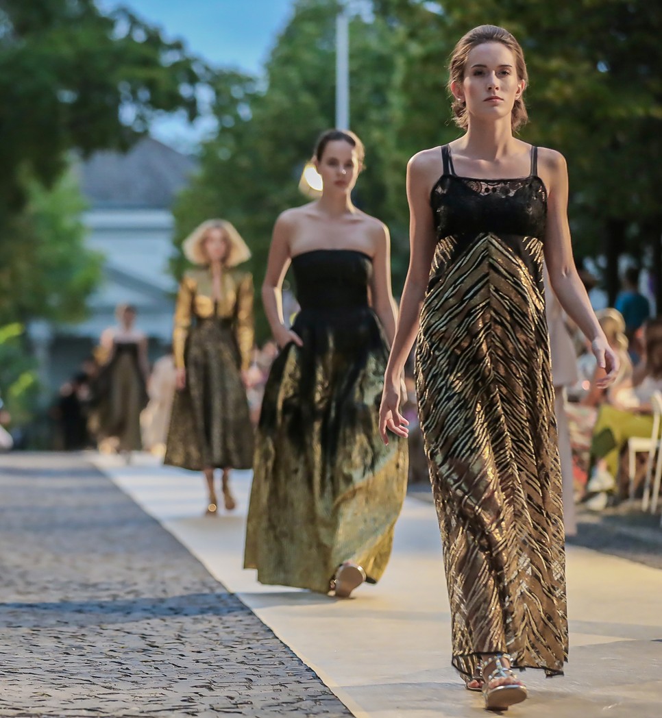 Kisfaludy Sándor romantikája ihlette a Katti Zoób Balatonfüreden bemutatott ruháit